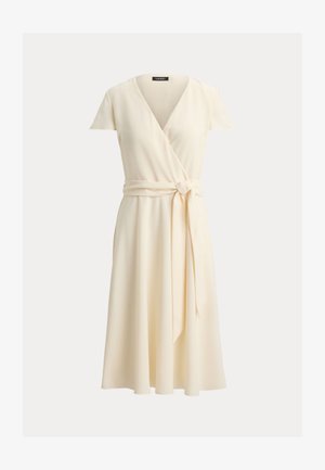 Φόρεμα τύπου wrap, κοντό με μανίκια, σε κρεμ απόχρωση, με λαιμόκοψη σε σχήμα V και ζώνη στη μέση που δένεται, μήκους μέχρι το γόνατο, από λείο ύφασμα