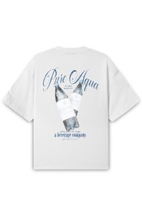 T-shirt blanc à manches courtes avec un graphisme artistique de deux bouteilles d'eau minérale avec des accents bleus et un texte au dos.