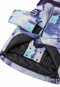Giacca multicolore con esterno a fantasia in viola e turchese, foderata internamente di nero e con accenti in hardware nero a contrasto.