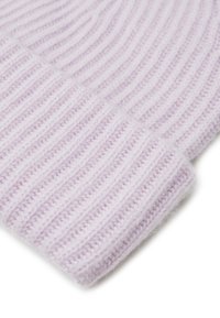 Licht lila gebreide beanie gemaakt van zacht garen, met een geribbelde textuur en een omgevouwen manchet voor extra warmte.
