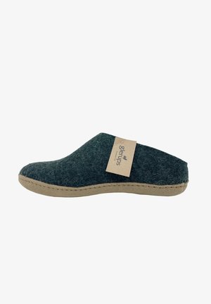 Mørkegrøn filt slippers med en tan gummisål, der har et side-tag. Designet er rygfrit og har en glat tekstur.
