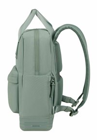 Un sac à dos gris-vert au design structuré, doté de compartiments zippés, d'un dos rembourré et de bretelles réglables. Texture lisse.