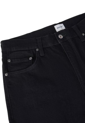 Schwarze Denim-Jeans mit einem klassischen Fünf-Taschen-Design, Reißverschluss und kontrastierenden silbernen Beschlägen. Der Stoff hat eine glatte Textur.