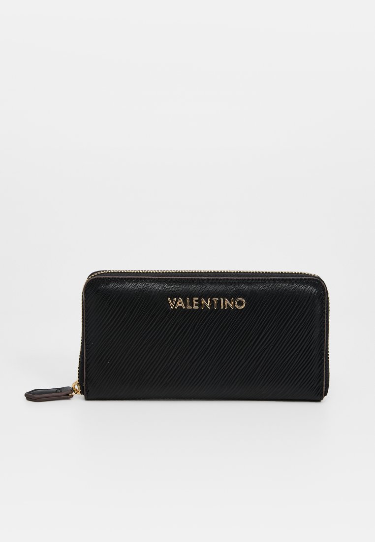 Schwarze Lederbörse mit strukturiertem Finish, goldenem 'Valentino'-Logo auf der Vorderseite und Reißverschluss. Mit einem Handgelenkband.