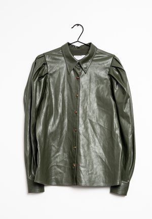 Camisa de cuero sintético verde oliva con cuello de punta, hombros acolchados y cierre de botones en el frente. Textura suave con acabado brillante.