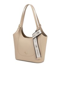 Borsa a mano in pelle beige con una forma strutturata, caratterizzata da un logo dorato, doppie tracolle e una tracolla contrastante con dettagli testuali.