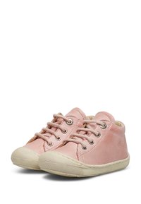 Rosa lädersneakers med rund tå, strukturerad gummisula, fem snörhål och kontrasterande gräddfärgade detaljer längs sulan och sömmarna.