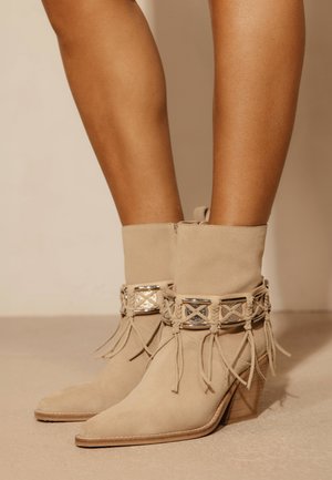 Bronx NEW KOLE - Kauboi/mootorratturi poolsaapad - oatmilk