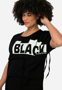Angel of Style LONG - SCHRIFTZUG RUNDHALS RAFF BÄNDER - Camiseta estampada - black