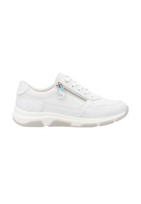 Baskets en cuir blanc avec un détail zippé sur le côté et un charm décoratif. Présentent un dessus texturé et une semelle blanche rembourrée.