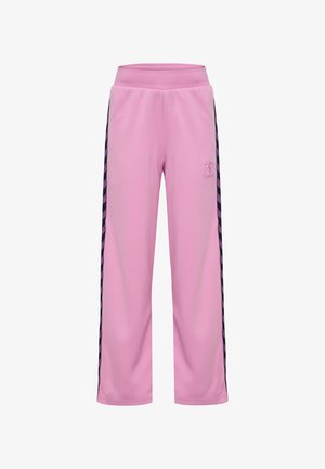 Lyserøde joggingbukser lavet af blødt stof, med en løs pasform, elastisk talje og sorte striber langs siden med et geometrisk mønster.