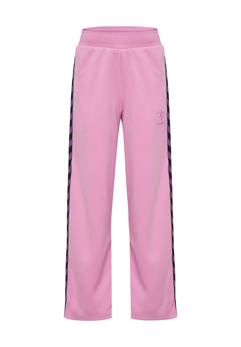Różowe spodnie dresowe z miękkiego materiału, charakteryzujące się luźnym krojem, elastycznym pasem oraz czarnymi bocznymi paskami z geometrycznym wzorem.