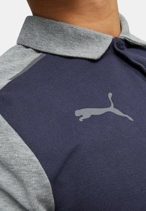 Marineblaues Poloshirt mit hellgrauem Kragen und Schulterpaneelen. Verfügt über einen strukturierten Stoff und ein graues Logo einer springenden Katze.