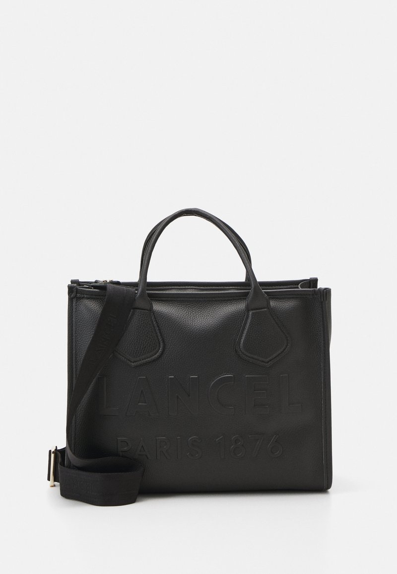 Zwarte leren totebag met het in relief aangebrachte tekst "LANCEL PARIS 1876", voorzien van dubbele bovenhandvaten en een afneembare schouderriem.