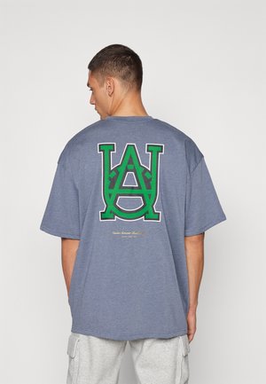 Under Armour HOOPS COURTSIDE  - Print T-shirt - downpour gray/team kelly green