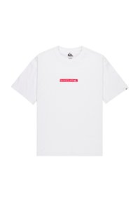 Hvid bomulds T-shirt med korte ærmer, der har et iøjnefaldende rødt rektangulært "Quiksilver" logo trykt i midten.