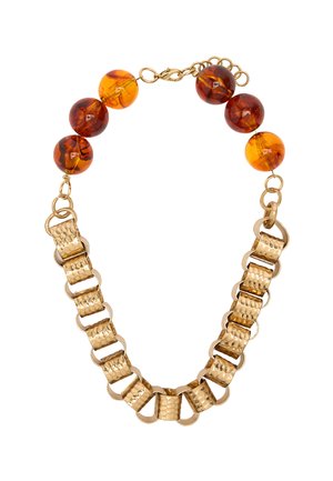 Naszyjnik z młotkowanymi, złotymi prostokątnymi ogniwami oraz dużymi okrągłymi koralikami z bursztynu, połączonymi złotym łańcuchem i zapięciem.