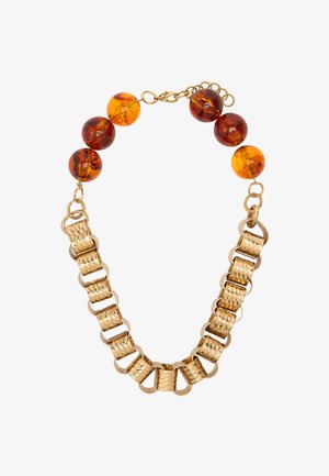 Naszyjnik z młotkowanymi, złotymi prostokątnymi ogniwami oraz dużymi okrągłymi koralikami z bursztynu, połączonymi złotym łańcuchem i zapięciem.