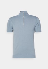 Ljust blå kortärmad polo med hög krage och dragkedja i kvartslängd. Ribbad textur och figursydd design.