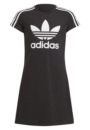 Czarna sukienka Adidas z krótkim rękawem, z białym logo koniczyny i nazwą marki z przodu, z trzema białymi paskami na każdym ramieniu.