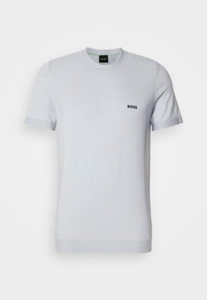 Hvit kortermet strikket T-skjorte med rund hals, liten svart "BOSS" logo på venstre bryst, og ribbede ermer og nederkant.