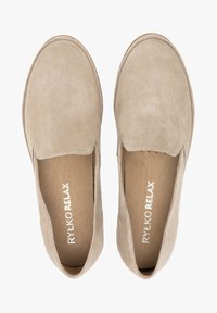 Para beżowych zamszowych butów wsuwanych z zaokrąglonymi czubkami i napisem "RYŁKO RELAX" na wkładkach, widziana z góry na białym tle.