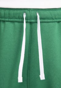 Nike Sportswear SPORTSWEAR CLUB - Pantalones deportivos - malachite white white
