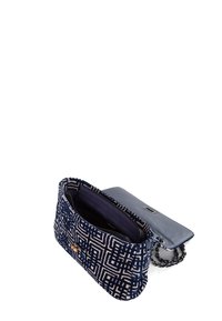 Bolso de mano a rayas en azul marino y crema con un exterior texturizado, cierre de cremallera y detalles en cuero. Correa de cadena y interior abierto.