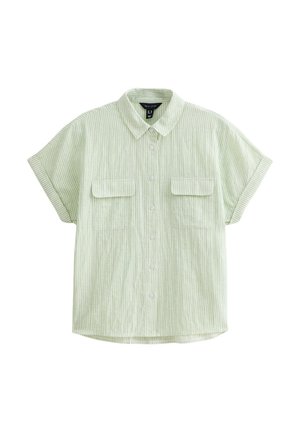 Camisa de botones de manga corta en verde claro con rayas verticales blancas, que cuenta con dos bolsillos en el pecho y un cuello tipo solapa.