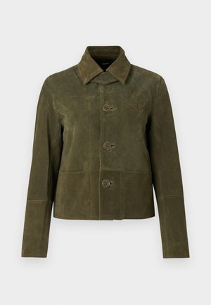 Chaqueta de ante verde oliva con cuello ancho, tres botones frontales, mangas largas y un emblema de ala bordado en el pecho.