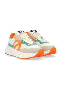 Sportowe sneakersy w kolorze kremowym, turkusowym i pomarańczowym. Materiały z siateczki i zamszu. Gruba biała podeszwa z teksturowaną pomarańczową podeszwą. Sznurkowe zapięcie z logo na języku.