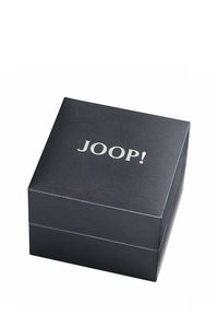 Svart texturerad låda med en slät finish, med varumärkesnamnet "JOOP!" präglat i silver på locket. Fyrkantig form med en enkel design.
