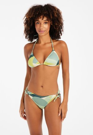 Set bikini koji sadrži trokutasti top s podesivim vezicama. Tkanina prikazuje geometrijski uzorak u zelenim, plavim i krem nijansama.