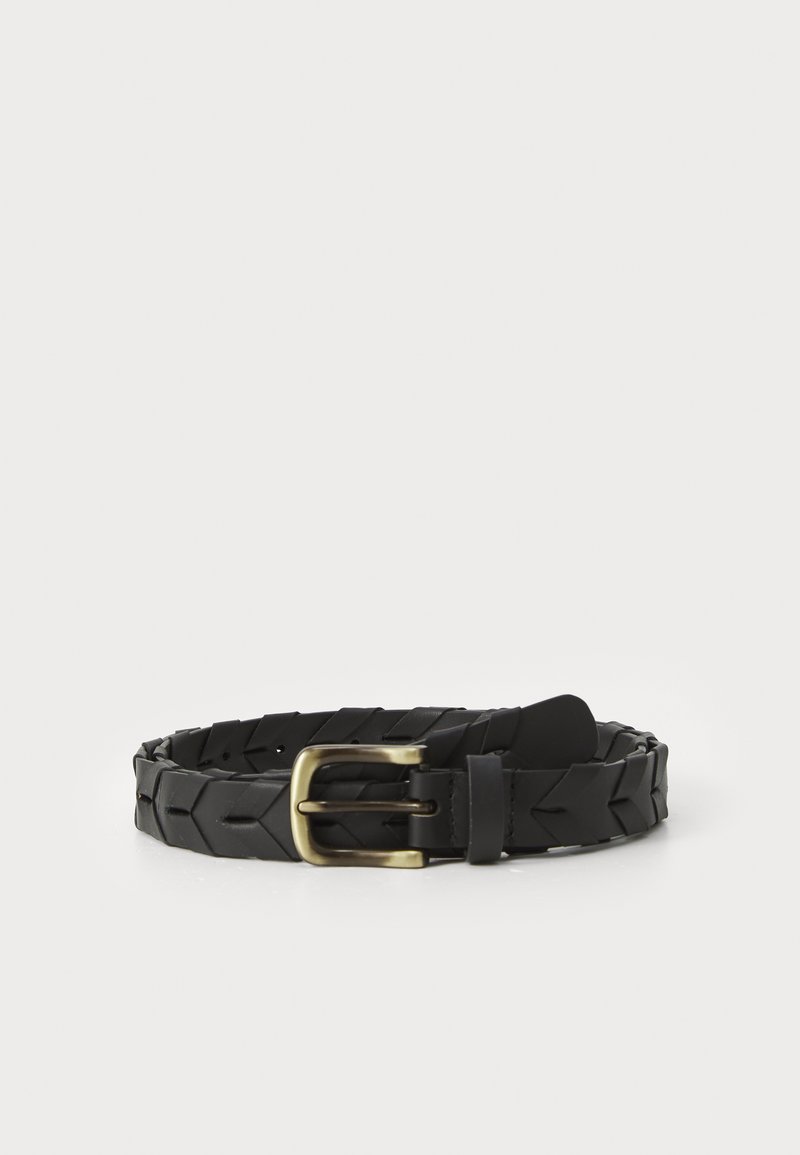 Cinto de couro trançado preto com fivela de latão, apresentando um design texturizado e uma série de formas de diamante ao longo do comprimento.