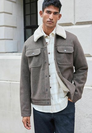 REGULAR FIT-BORG COLLARED TRUCKER - Jachetă subțire - brown