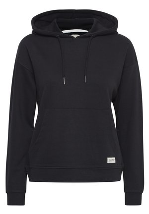 Melnas kokvilnas kapuces džemperis ar priekšējo kabatu, aukliņām, ribotām piedurknēm un mazu zīmola etiķeti kreisajā apakšējā stūrī.