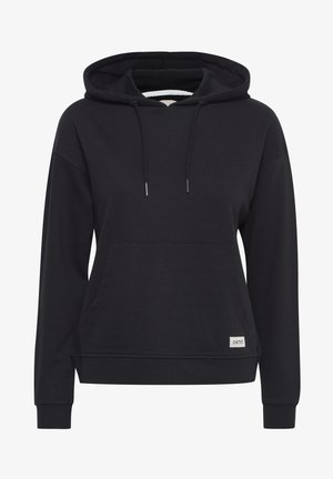 Sudadera con capucha de algodón negro, con un bolsillo frontal, cordones, puños acanalados y una pequeña etiqueta de marca en la parte inferior izquierda.