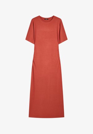Rdzawoczerwona sukienka z krótkim rękawem, wykonana z miękkiego materiału, z okrągłym dekoltem i subtelnymi marszczeniami po bokach.
