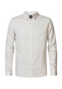 Witte linnen blouse met lange mouwen en een button-down kraag. Voorzien van een knoopsluiting aan de voorkant en een klein logotag aan de zijkant.