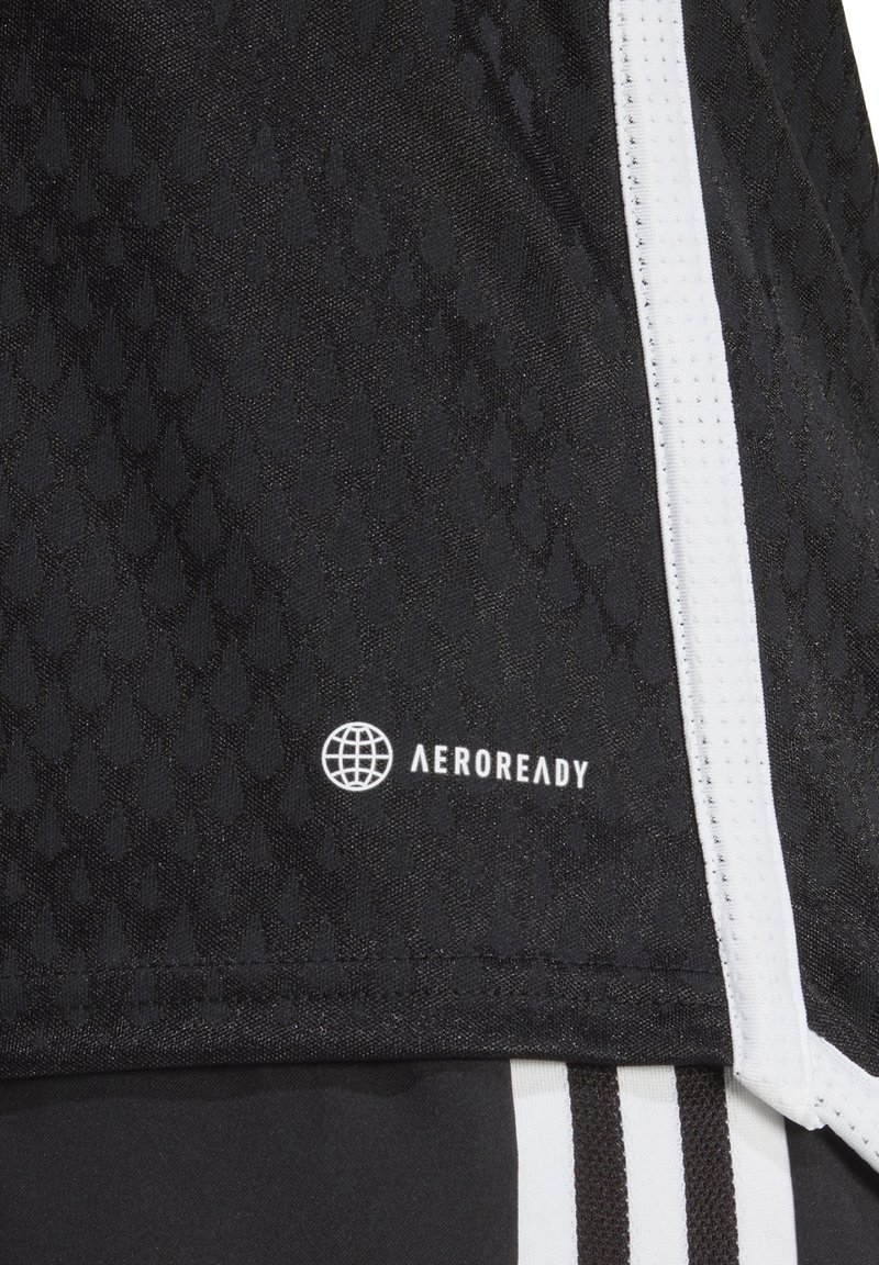Czarna tkanina do użytku intensywnego z fakturowanym wzorem, białymi akcentami oraz białym logo "AEROREADY" z boku.