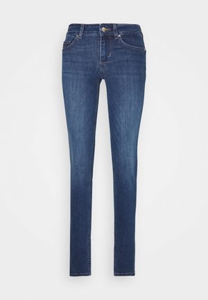 Jeans denim skinny in blu scuro, con un classico design a cinque tasche, chiusura con bottone e texture sbiadita con leggeri segni di usura sulla parte anteriore.