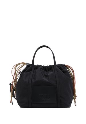 Bolsa de tela negra con diseño fruncido, doble asa y cordones trenzados de colores. Cuenta con una etiqueta rectangular con el logo en el lateral.