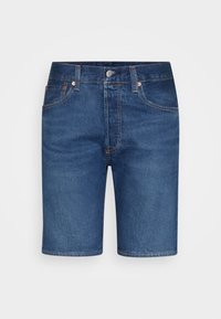 Shorts de mezclilla en azul medio, con un corte clásico, cinco bolsillos y herrajes de cobre. La tela tiene una textura suave con sutiles arrugas.