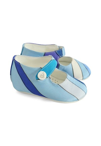 Scarpe in tessuto blu chiaro e blu scuro con una morbida texture, dotate di righe e di una cinturino laterale con un bottone per la chiusura.