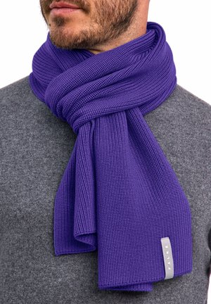 Écharpe texturée violette en tissu tricoté, présentant un design plié et une petite étiquette de marque dans une teinte gris clair.