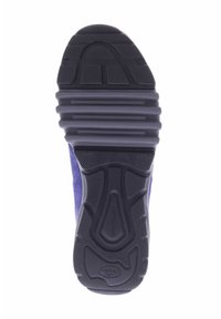 Schoenzool met een gestructureerd zwart rubber en diepe groeven en ribbels voor grip, omgeven door een blauwe bovenlaag.