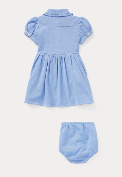 Gaiši zila kleita ar īsām puff piedurknēm, apkakles kaklu un savilktu svārku; ietver atbilstošas biksītes. Mīksta auduma ar gludu tekstūru.