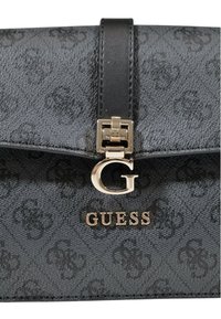 Schwarze, strukturierte Handtasche mit einem metallisch goldenen Verschluss und Logo. Verfügt über einen glatten Ledertrageriemen und ein geprägtes Muster auf der Oberfläche.