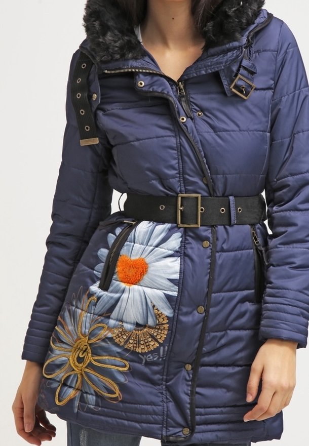 Chaquetón azul marino con capucha de pelo sintético, bordados florales en azul y naranja, cintura ajustada con un cinturón negro, cierres de cremallera y botón.