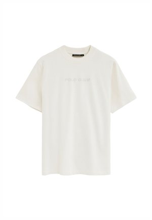 Weißes T-Shirt mit kurzen Ärmeln und Rundhalsausschnitt, mit "POLO CLUB" auf der Brust geprägt und einem schwarzen Etikett im Nackenbereich.